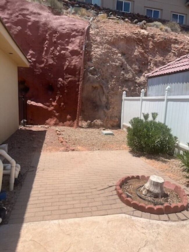 Building Photo - 3 bed 3 bath home - Located just below The D sign! MUST SEE PICTURES!