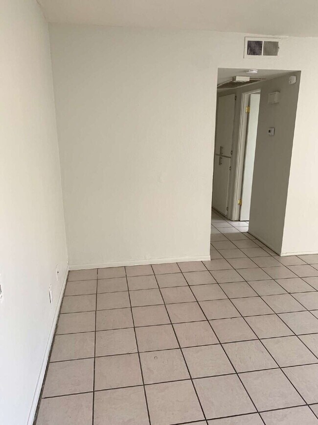 Building Photo - Quaint Complex Near Downtown Palm Springs