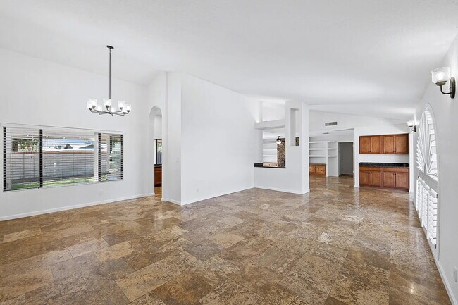 Building Photo - SPARKLING PRIVATE POOL, BEAUTIFUL HOME, UNBEATABLE LOCATION!