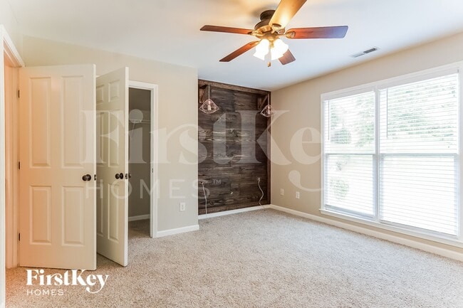 Building Photo - 2026 Laurel Lakes Ln