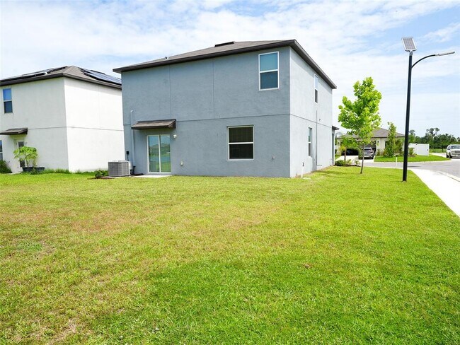 Building Photo - 402 Royal Empress Dr