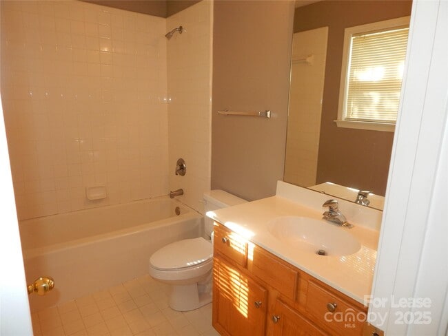 Building Photo - 307 Alabarda Ln