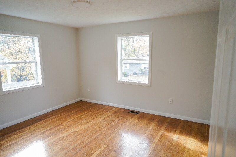 Building Photo - 8 Sussex Ln