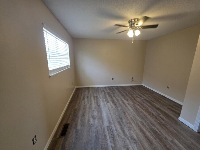 Building Photo - 107 Country Village Ct