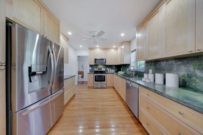 Building Photo - 13521 S Biscayne River Dr