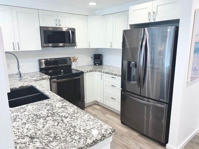 Building Photo - Fully Furnished Luxury Unit