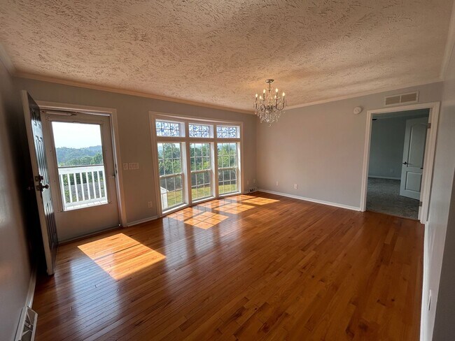 Building Photo - Leicester - Immaculate home on 3/4 acre