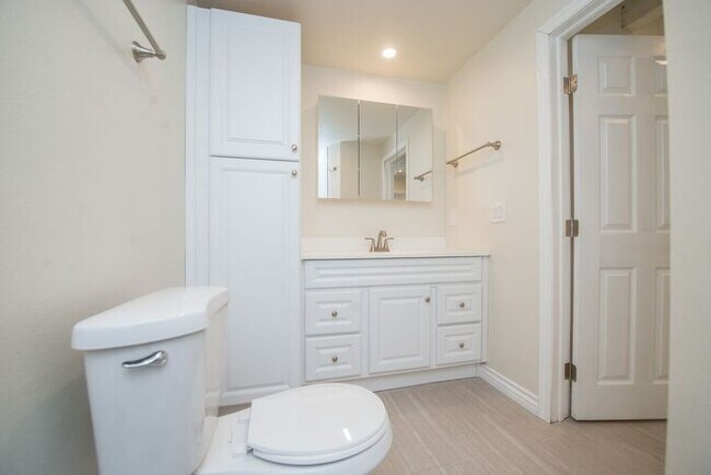 Building Photo - Completely Remodeld W/ Swimming Pool!