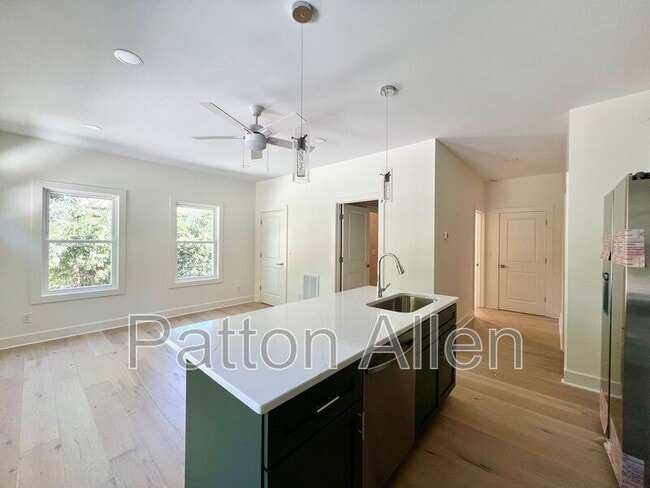 Building Photo - 10 Deaver Park Cir