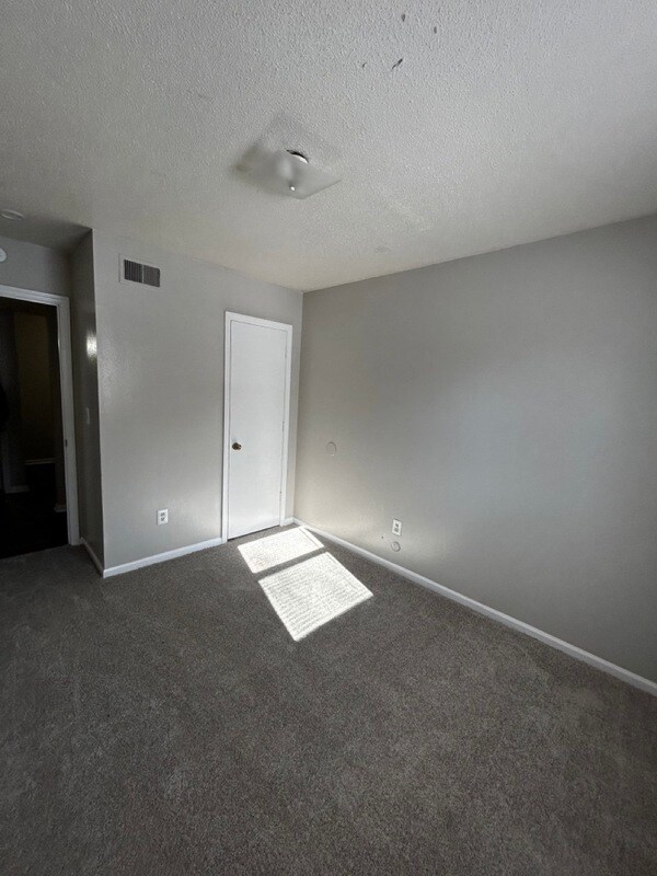 Building Photo - 1415 W Maple Ave