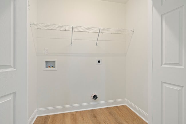 Building Photo - 527 W Cemetery St