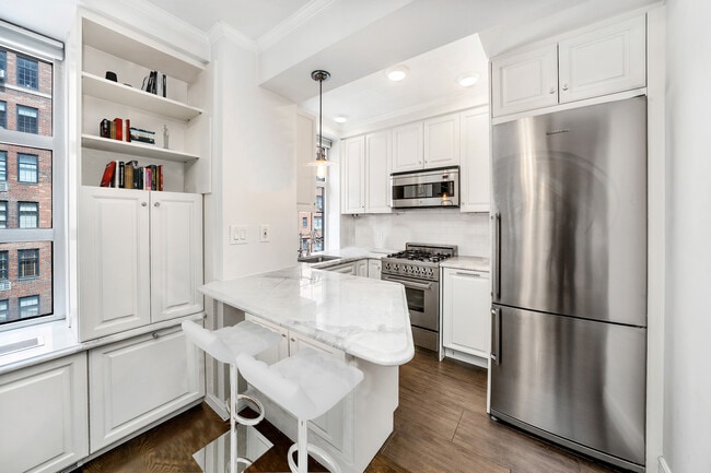 Building Photo - 465 W 23rd St