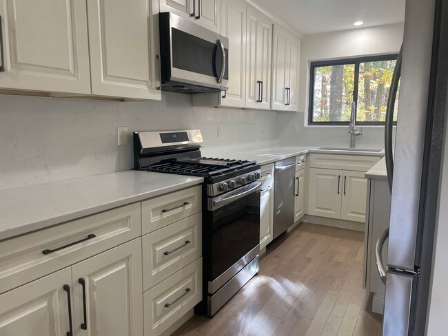 Building Photo - 64 Dunvegan Wds Dr