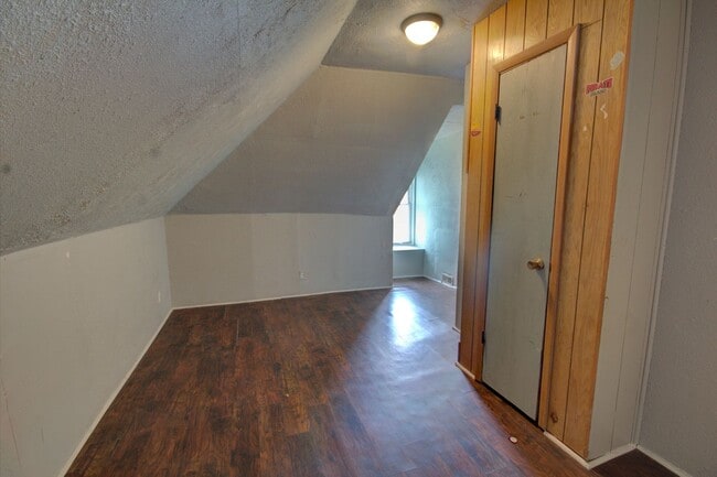 Building Photo - 2 bedroom with bonus space