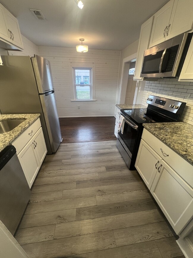 Building Photo - Charming 3-Bedroom Home with 3 Full Bathro...