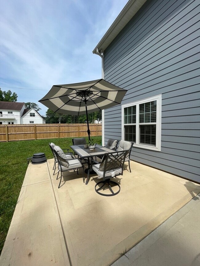 Building Photo - Beautifully Furnished 4-Bedroom Home with ...