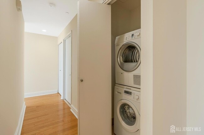 Building Photo - 1 Spring St