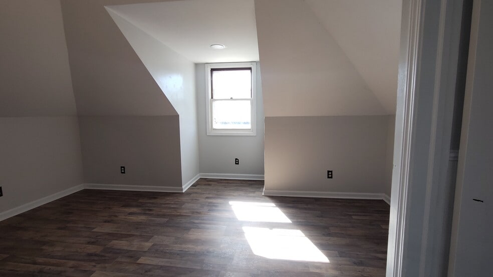 Building Photo - 320 S East St