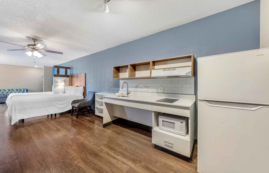 Building Photo - Furnished Studio-Miami - Airport - Doral -...