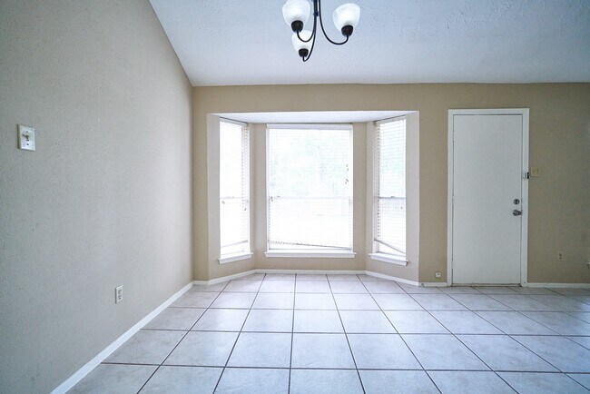 Building Photo - 10235 Gulfstream Ln