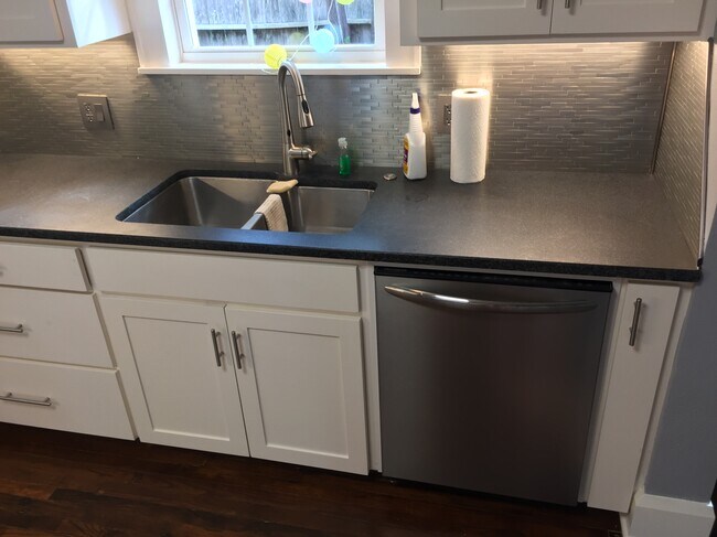 Building Photo - 301 Clifford St