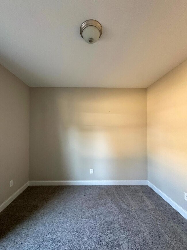 Building Photo - Beautiful 4 Bed 3 Bath Home with Easy Access to I-295