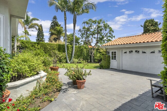 Building Photo - 116 N Palm Dr