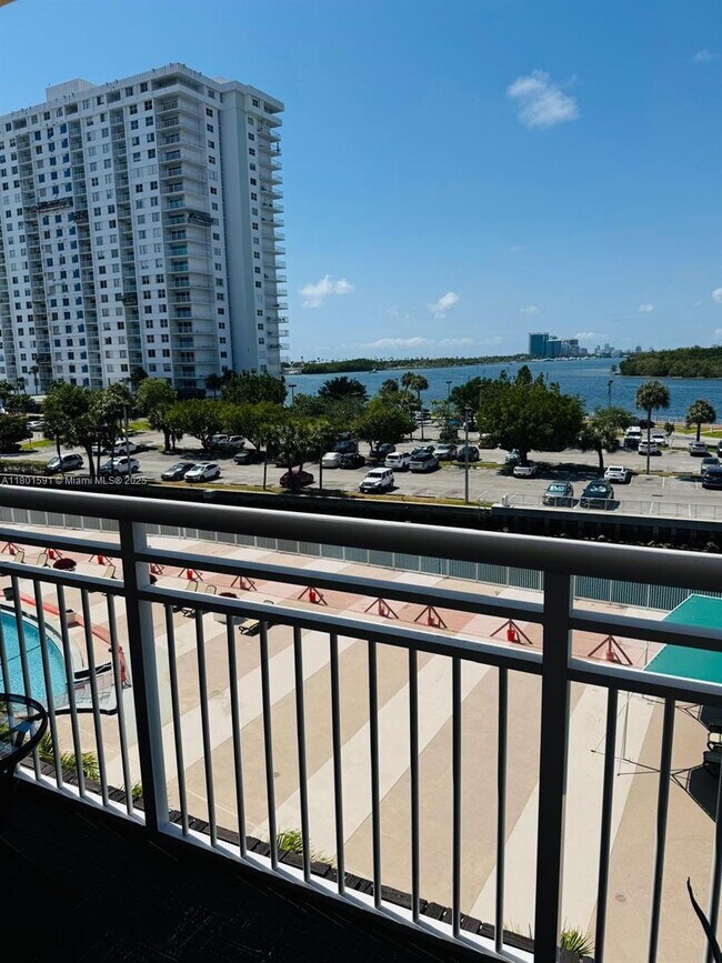 Building Photo - 400 Kings Point Dr