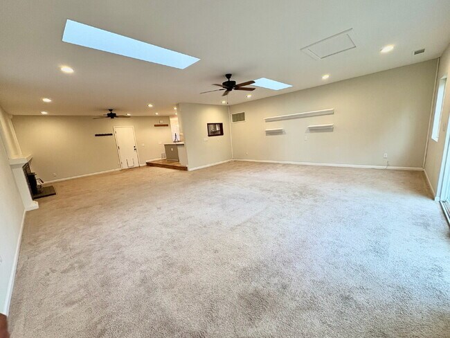 Building Photo - Spacious 3 Bedroom Gilroy Home with AC  & Attached Garage