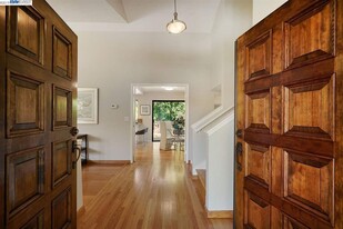 Building Photo - 5977 Skyfarm Dr
