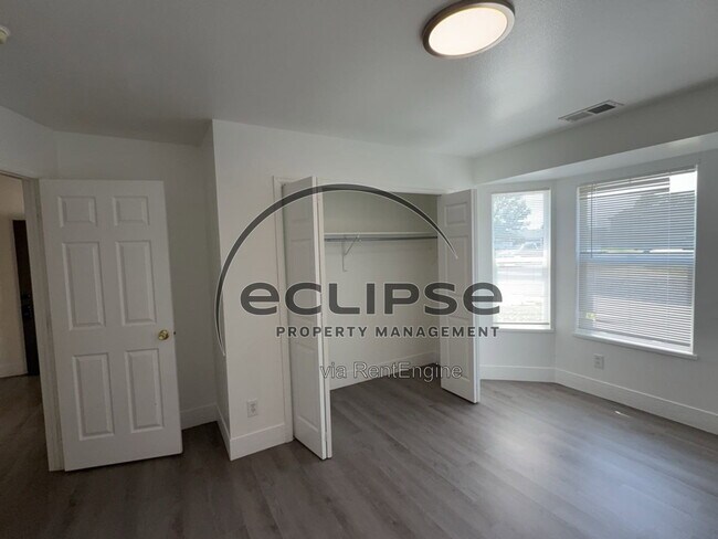 Building Photo - 560 Huntington Point Ln