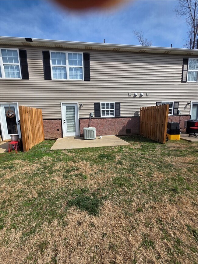 Building Photo - 2300 SE Jayel Terrace