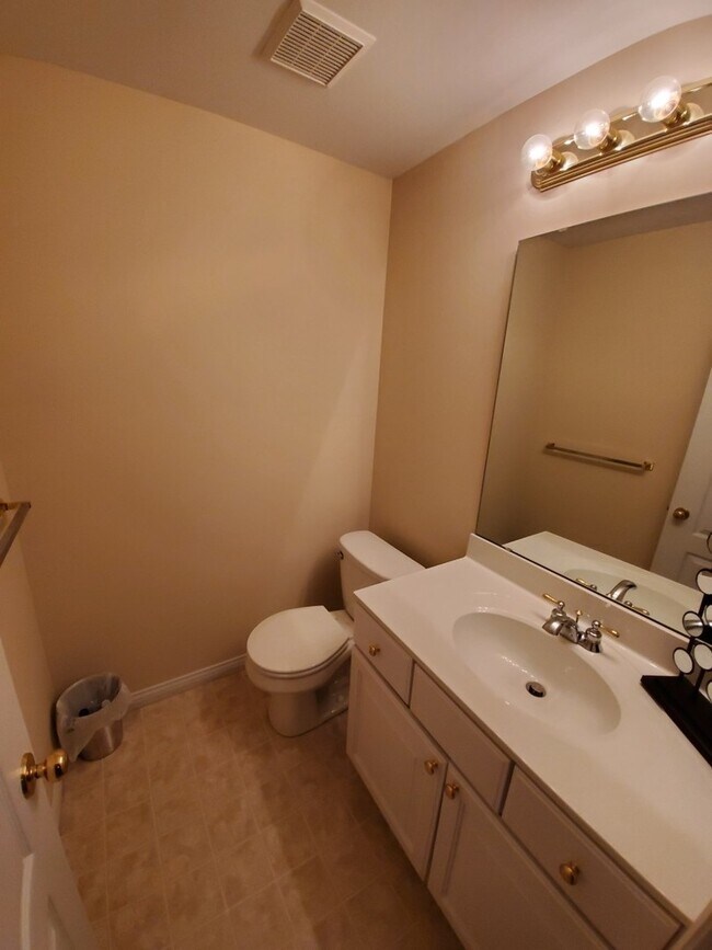 Building Photo - Executive home located near Bellbrook