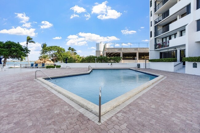 Building Photo - 5600 N Flagler Dr