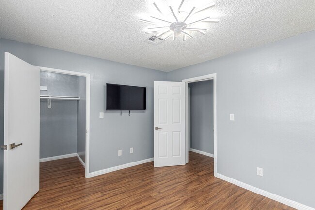 Building Photo - Remodeled 2 bedroom unit just minutes from...