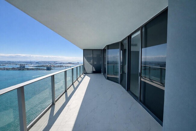 Building Photo - 700 NE 24th St