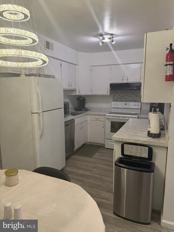 Building Photo - 619-UNIT Country Ln