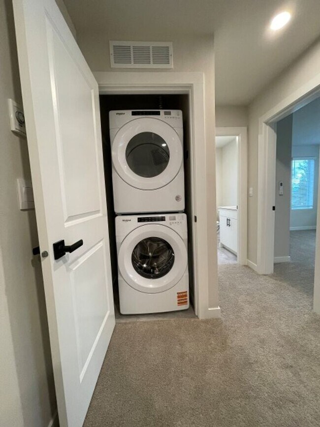 Building Photo - 4Bd/3.5Ba Snohomish Townhouse