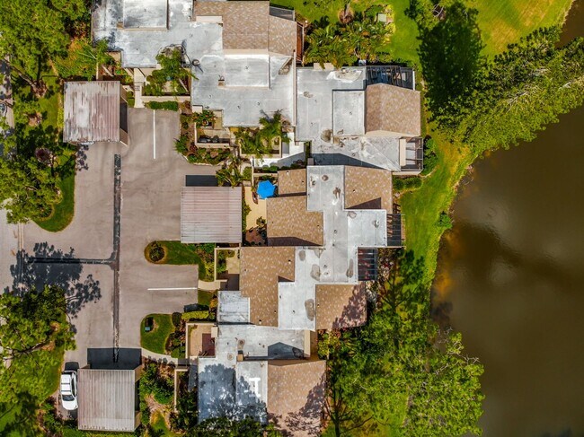 Building Photo - RARE 3 BEDROOM/ 2 BATH IN THE HIGHLY DESIR...