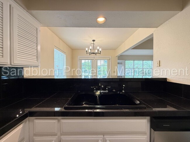 Building Photo - For Lease | South Tulsa - Townhouse | $150...