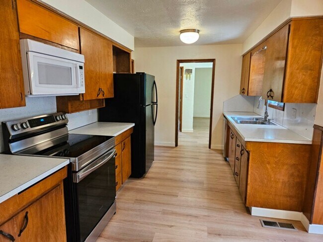 Building Photo - 3Bd/2Ba Single Story House - For Viewing!