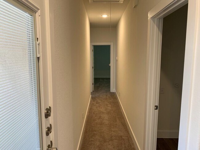 Building Photo - 626 Parkline Dr