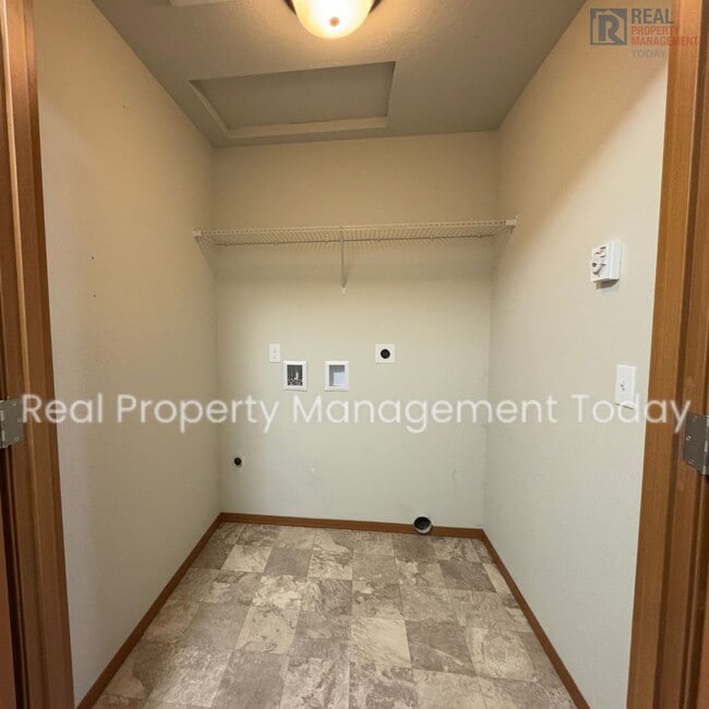 Building Photo - $250 MOVE IN SPECIAL!! Charming 3 Bedroom 2.5 Bath House in Yelm!