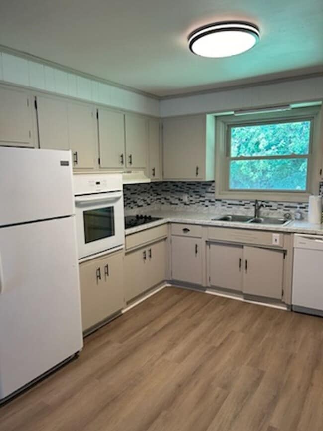 Building Photo - 3 Bedroom / 2 Bath Brick Ranch Home Kingsp...