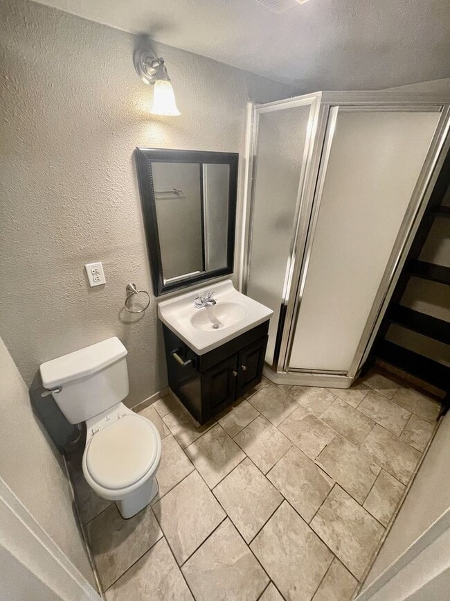 Building Photo - 3 bedroom 2 bathroom house