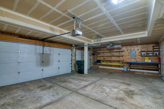 Building Photo - Beautiful home with 5 bedrooms, 3 1/2 bathrooms, 3-car garage available now!