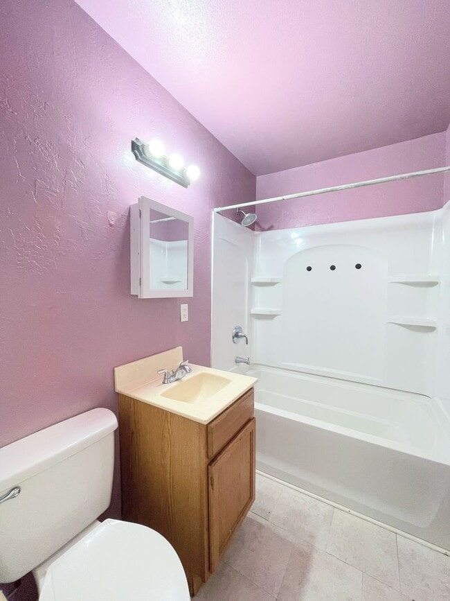 Building Photo - 3 bedroom home with fenced in back yard