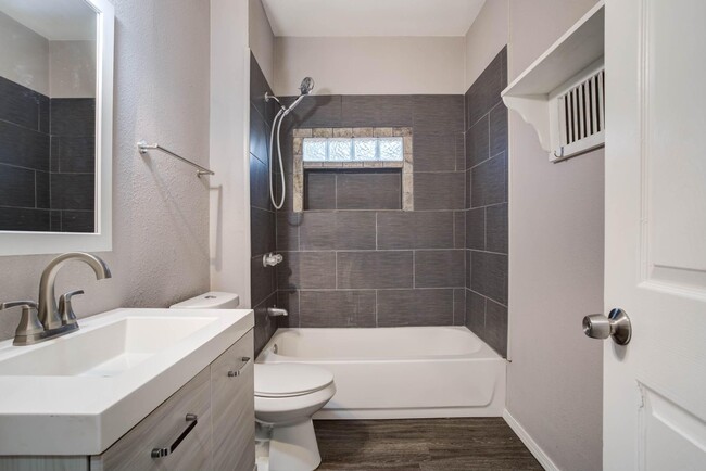 Building Photo - 1922 26th St