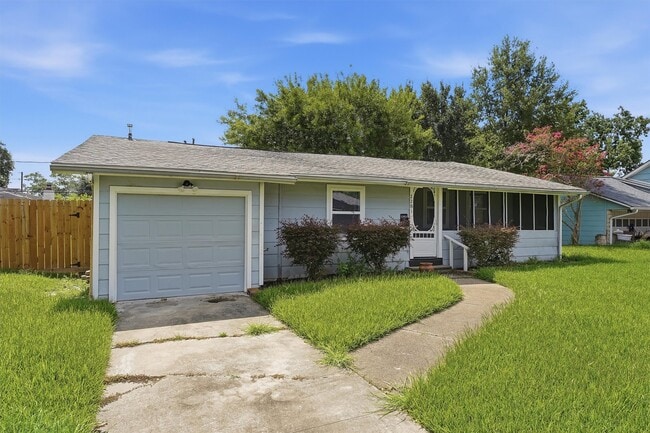 Building Photo - 2281 Des Jardines St