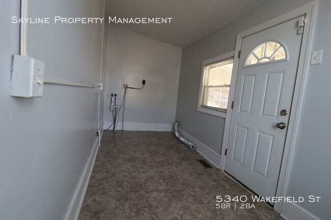 Building Photo - Beautiful Updated 5 Bedroom House